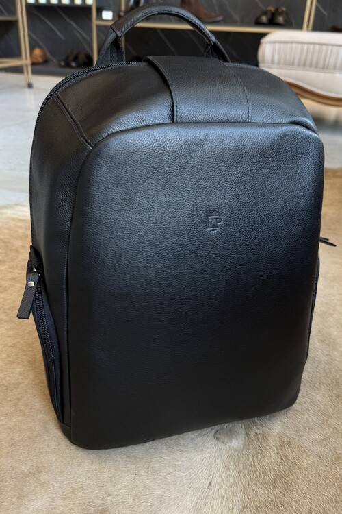 Mochila 100% em Couro Preta
