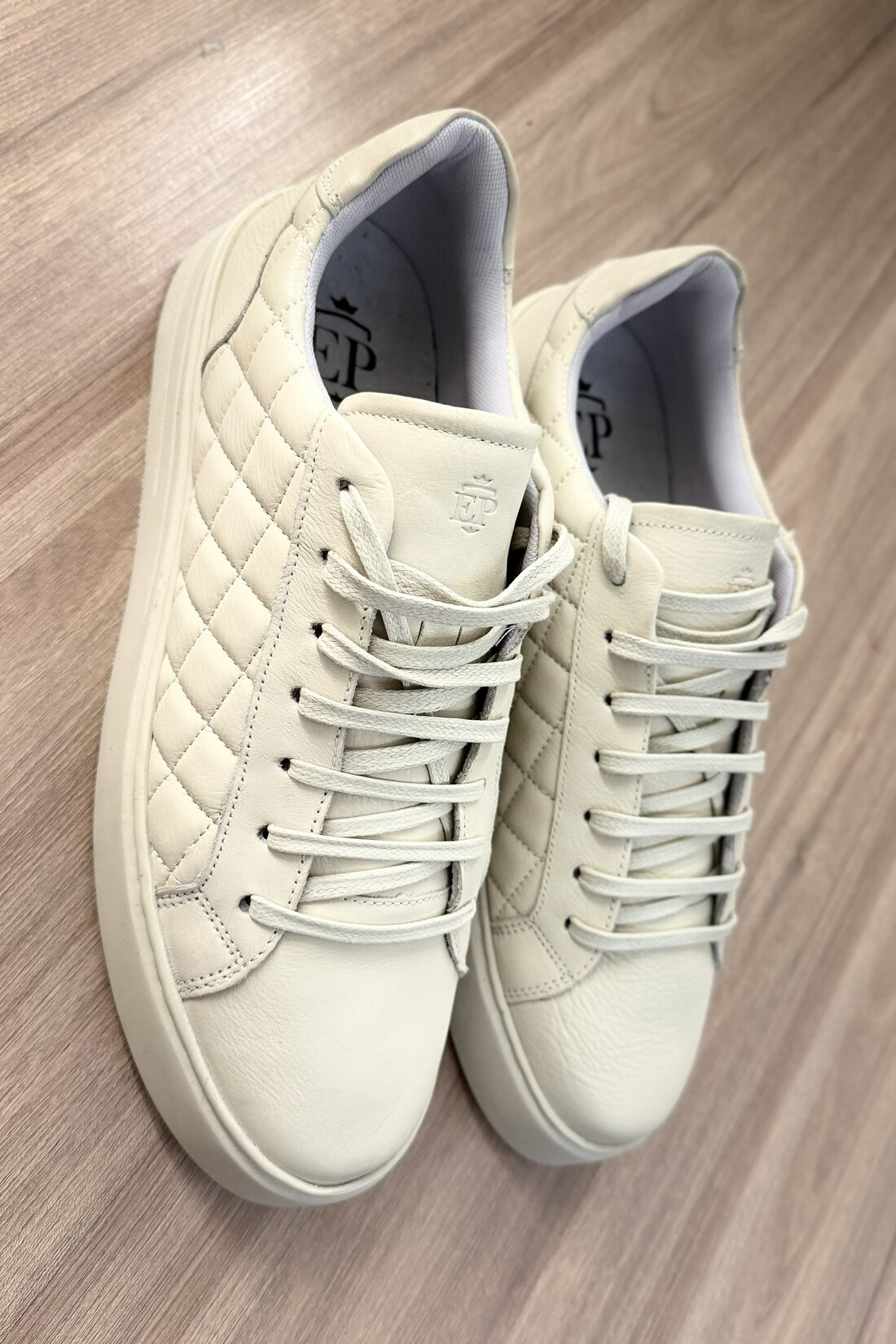 Sneaker em Couro Matelassê